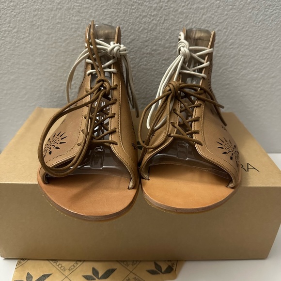 NIB SIZE US7&8 Koolaburra FION Laser cut leather Boots sandal in Chestnut - Picture 6 of 6